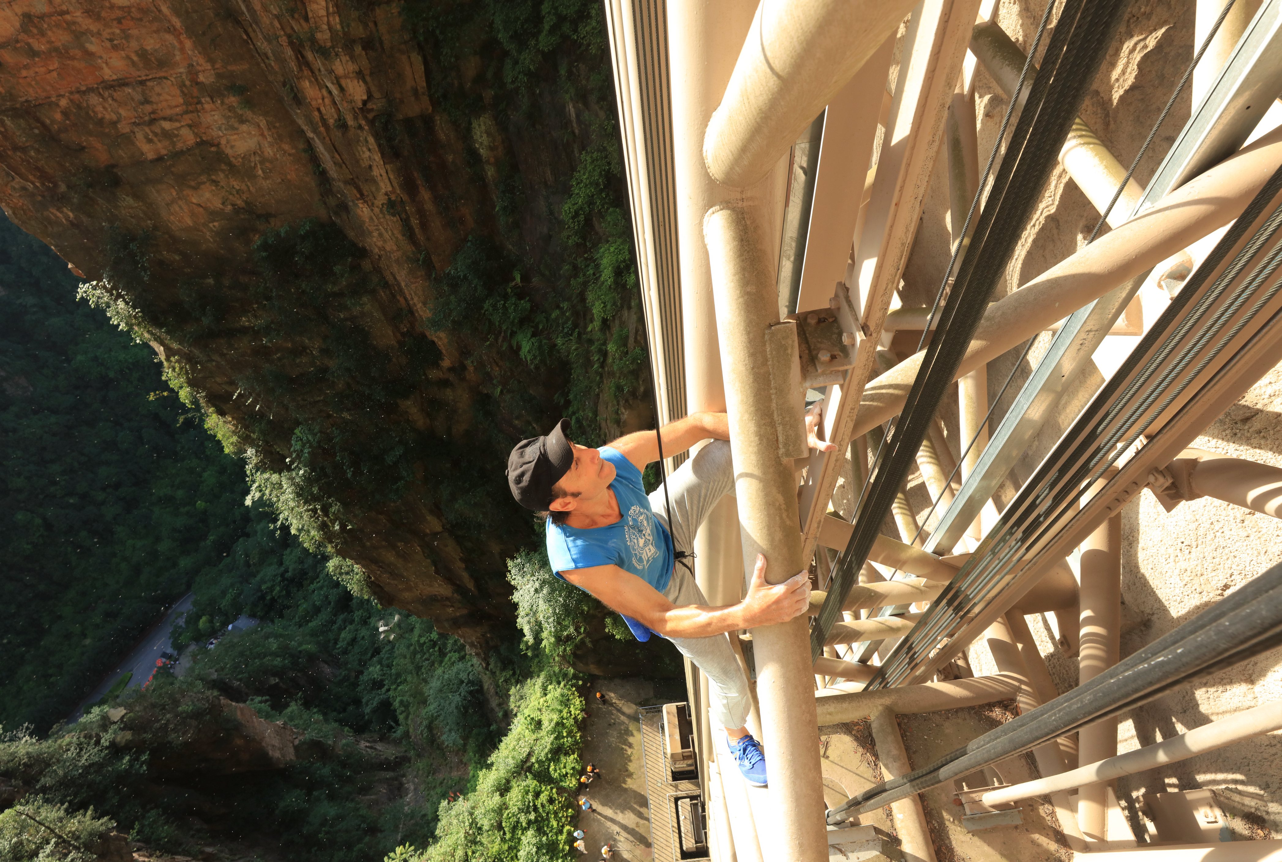 湖南张家界：法国攀岩运动员徒手攀爬百龙天梯