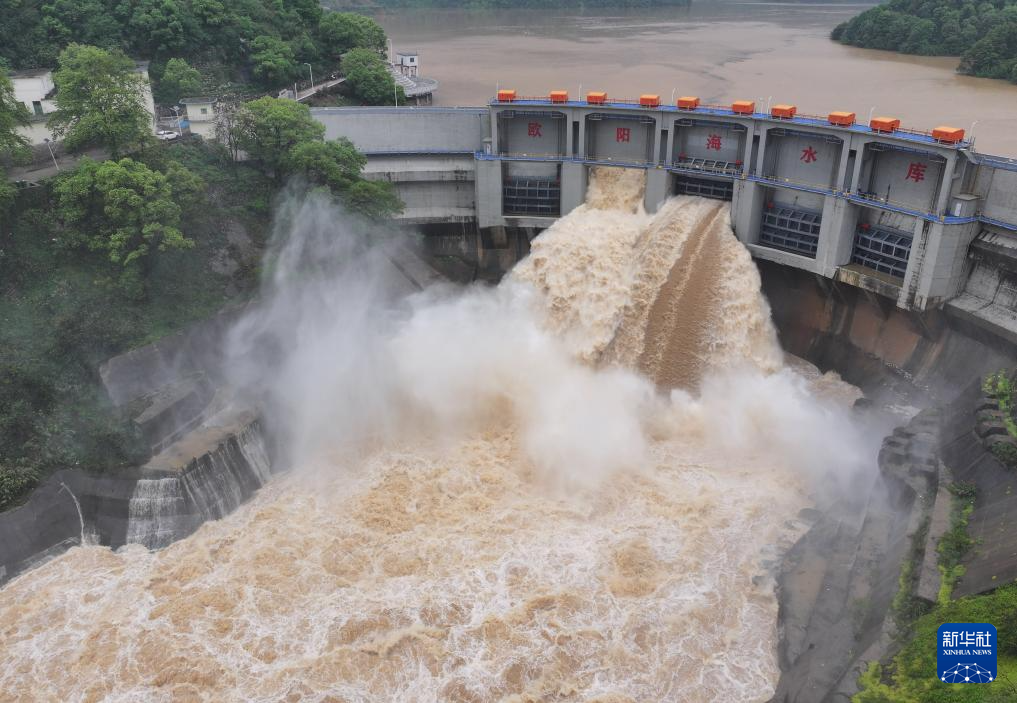湖南郴州：欧阳海水库开闸泄洪