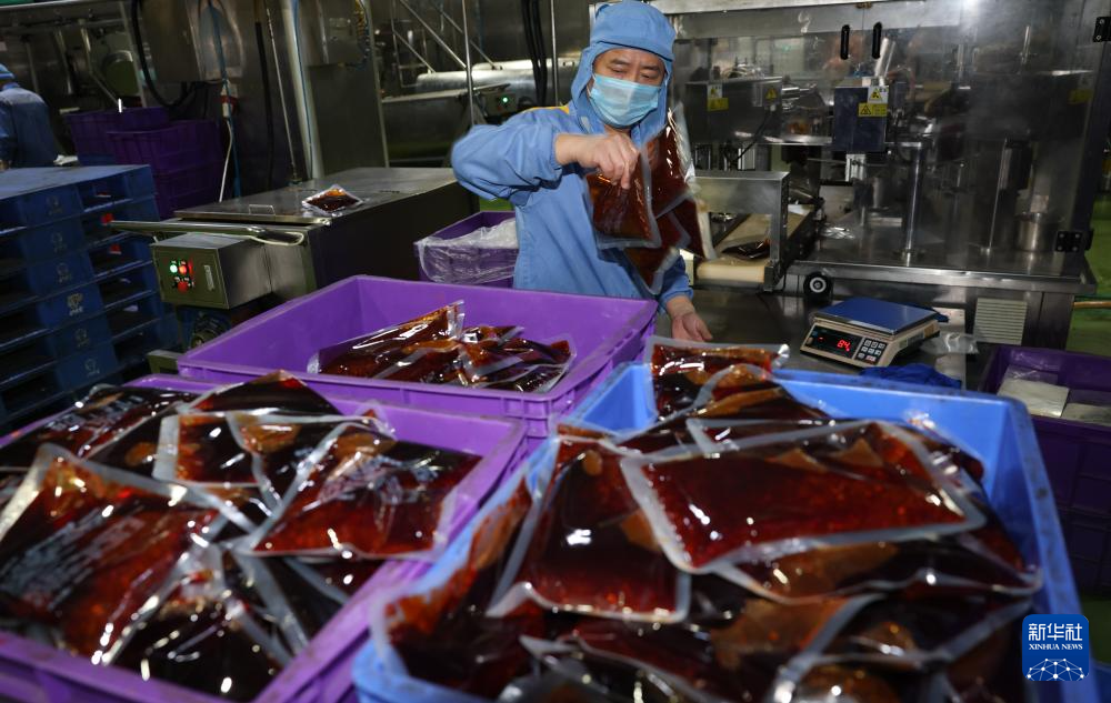 四川：传统工艺与智能生产并行 打造特色烧椒酱
